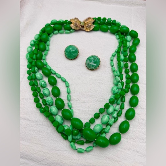 Vintage Kelly Green Celluloid Bead Strand Necklace and Clip earrings - Picture 5 of 6